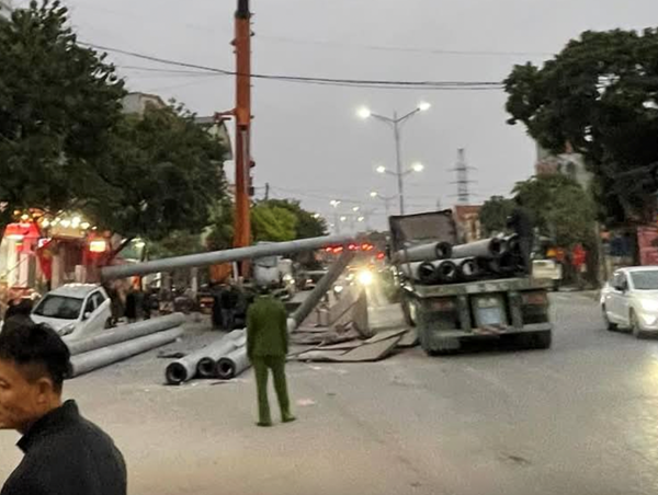 Xe đầu kéo vỡ thùng, hàng chục cọc ly tâm rơi xuống đường đè hỏng ô tô con