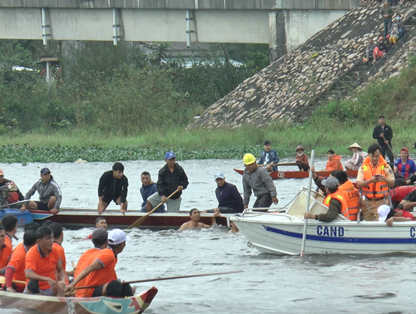 Lật thuyền đua, một vận động viên đuối nước tử vong