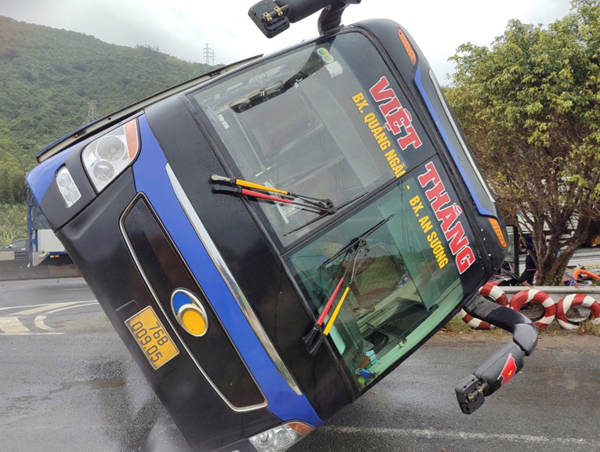 Xe khách tông vào đuôi ô tô, lật nghiêng trên Quốc lộ 1