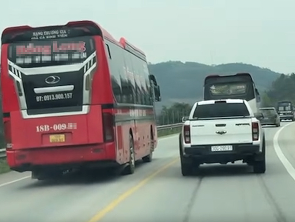 Tài xế xe khách vượt ẩu trên cao tốc Nội Bài - Lào Cai bị phạt 5 triệu đồng