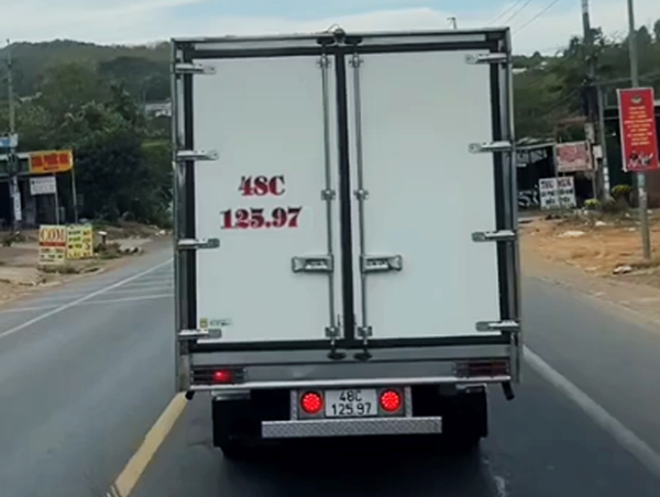 CSGT lập biên bản tài xế xe tải chạy “rùa bò”, chèn ép xe phía sau