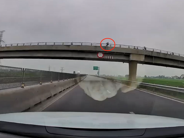 Xác minh vụ ô tô bị ném đá trên cao tốc Nghi Sơn - Diễn Châu