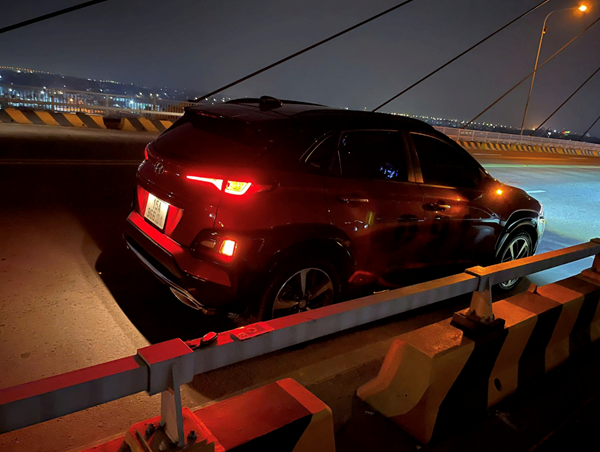 Tìm người nghi nhảy cầu Bính trong đêm, để lại ô tô trên cầu