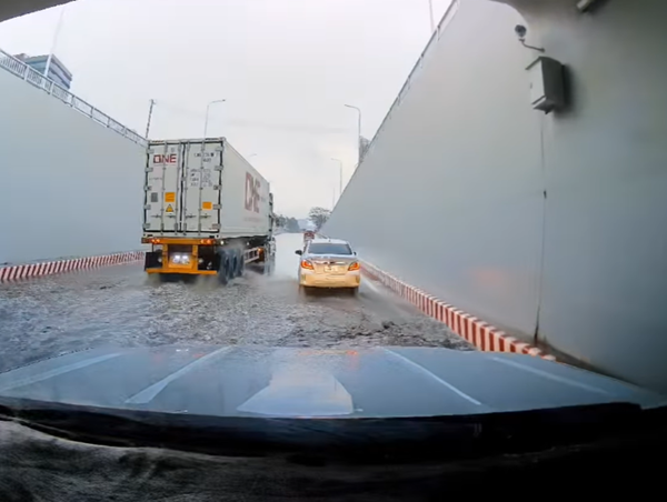 TP Hồ Chí Minh: hầm chui Nguyễn Văn Linh ngập nặng sau cơn mưa to