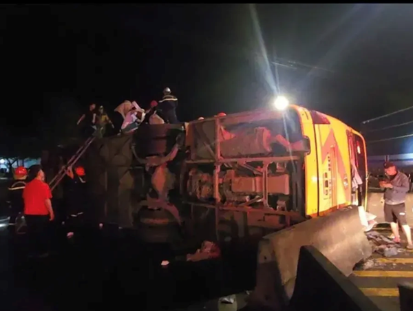 Khởi tố tài xế vụ lật xe khách khiến 3 người tử vong ở Phú Yên