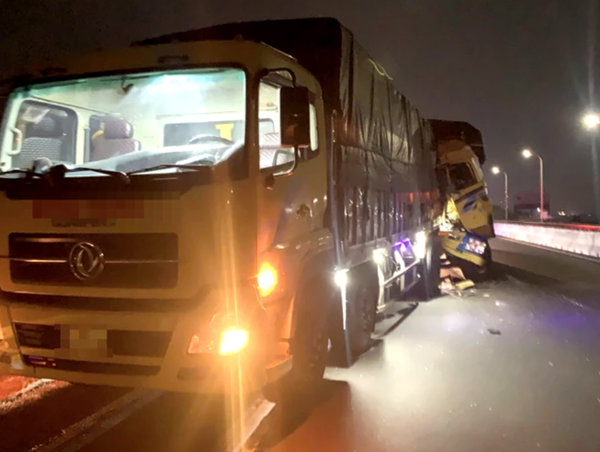 Tông vào xe đậu bên đường, tài xế tử vong, mắc kẹt trong cabin