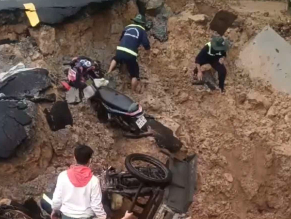 Đường mới nâng cấp gặp sự cố, 2 người đi xe máy lọt hố sâu