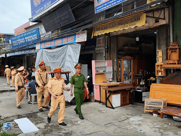 CSGT toàn quốc xử lý vi phạm an toàn đường sắt, xóa lối đi tự mở