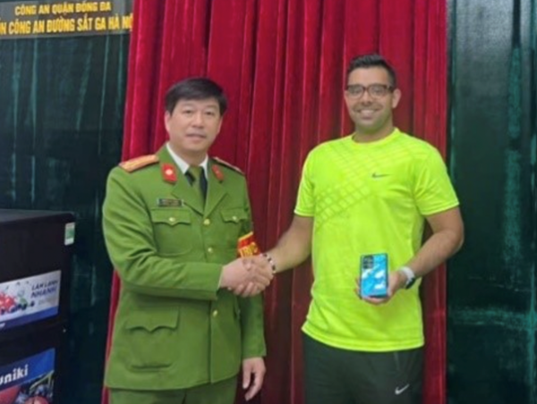 Công an đường sắt ga Hà Nội trao trả tài sản thất lạc cho du khách nước ngoài