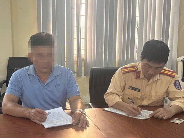 Lùi xe trên cao tốc, tài xế xe khách bị trừ 10 điểm giấy phép lái xe