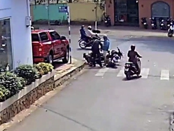 Truy tìm hai người đàn ông hành hung nạn nhân sau va chạm giao thông