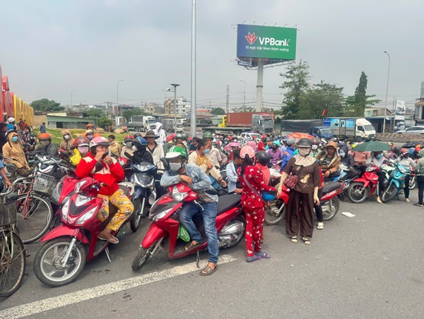 Đồng Nai: Nhiều người dân đến khu du lịch Sơn Tiên nhận gạo gây ảnh hưởng giao thông