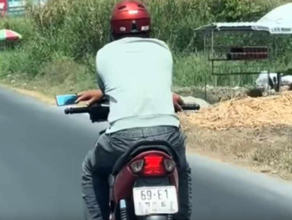 Người đàn ông thản nhiên bắt chéo tay điều khiển xe máy trên quốc lộ 1