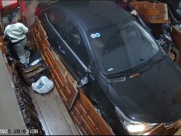 Ô tô đâm sập cửa nhà dân ở Thái Nguyên, cuốn một người vào gầm