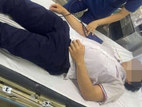 Người đàn ông chặn xe, hành hung nam sinh lớp 12 nhập viện sau va chạm giao thông