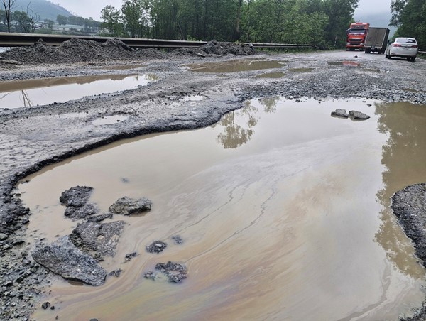Hà Tĩnh: loang lổ trên tuyến đường ven biển nghìn tỷ