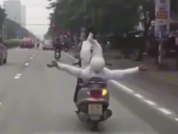 Công an xác minh người đàn ông nằm giơ cả 2 tay 2 chân trên xe máy đang chạy