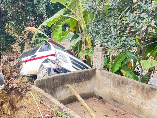 Xe cấp cứu chở thi thể nạn nhân tai nạn giao thông lao xuống vệ đường