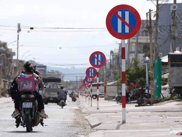 Tháo dỡ biển báo tại đoạn đường 1km có 23 biển cấm đỗ xe ở Lâm Đồng