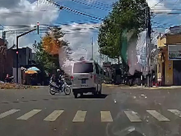 Điều tra vụ xe cứu thương vượt đèn đỏ gây tai nạn