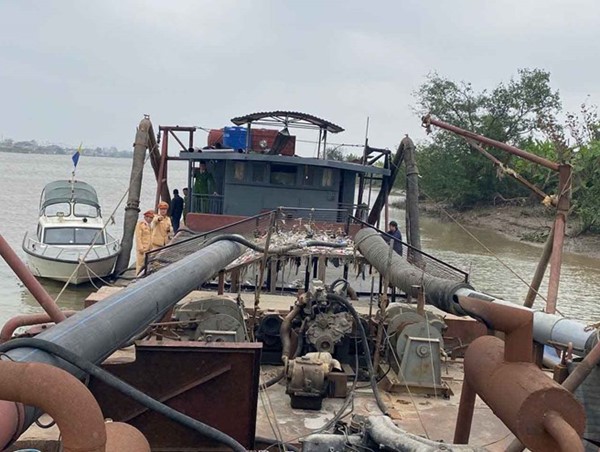 Bắt quả tang 4 đối tượng khai thác cát trái phép trên sông Trà Lý