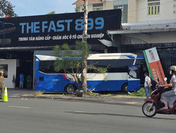 Xe buýt đưa đón học sinh tông vào xe máy, một người nguy kịch