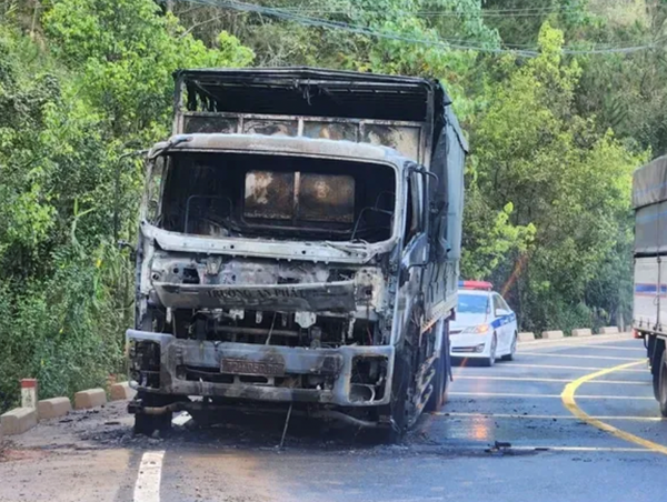 Xe tải chở hàng bất ngờ bốc cháy dữ dội trên đèo Mimosa (Lâm Đồng)