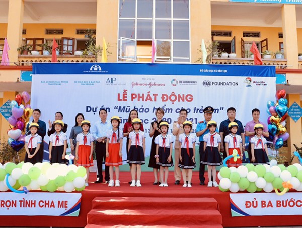 Mang đến sự bình an trên đường cho các em học sinh