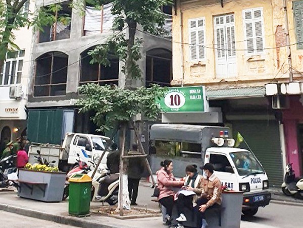 Tại phường Hàng Trống: Xe chở phế thải xây dựng hoạt động cản trở giao thông