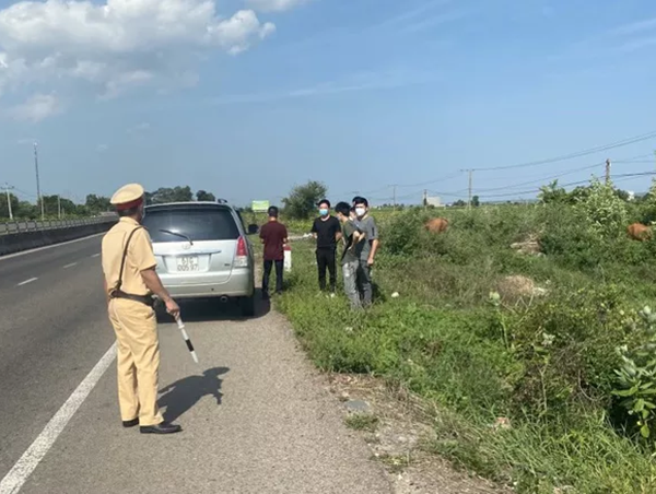 CSGT Bình Thuận phát hiện 6 người Trung Quốc nghi nhập cảnh trái phép