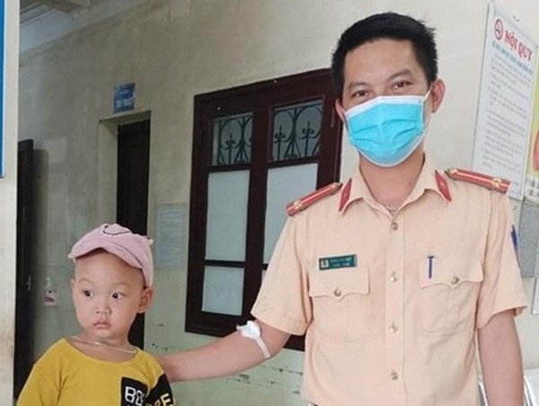 CSGT hiến máu giúp cháu bé đang cách ly y tế 