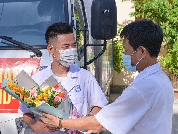 Cán bộ y tế Nghệ An lên đường chi viện cho tâm dịch Bắc Giang