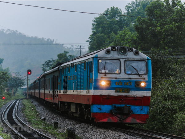 Di dời xong quả bom, đường sắt Bắc - Nam được thông tuyến trở lại