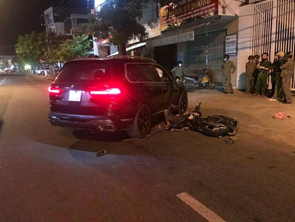 Ô tô BMW X7 lùi từ nhà ra đường, tông người đi xe máy tử vong