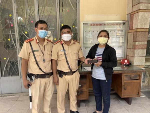 Hai chiến sĩ CSGT trả lại điện thoại cho người đánh rơi