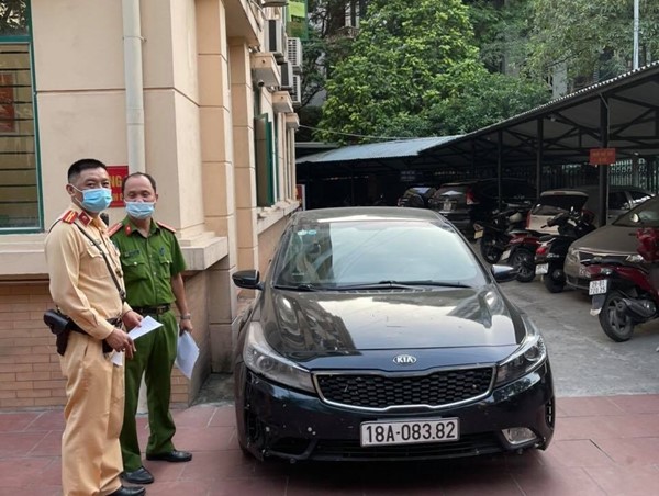 Phạt hơn 10 triệu đồng, tước GPLX 3 tháng với tài xế ô tô sử dụng tem kiểm định giả 