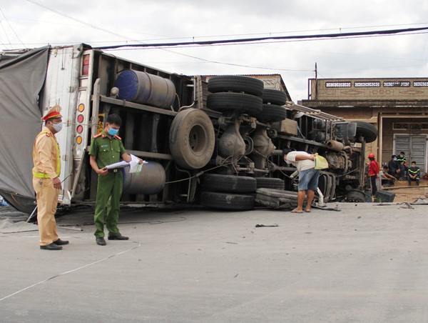 Tai nạn liên hoàn trên đường Hồ Chí Minh, 2 người tử vong