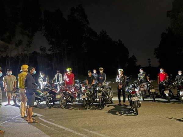 Hơn 100 “quái xế” tụ tập đua xe giữa mùa dịch