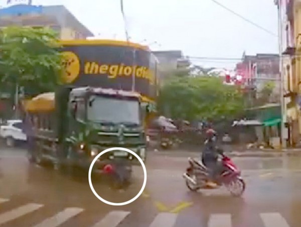 Xe máy lấn làn, rơi vào “điểm mù” của xe container