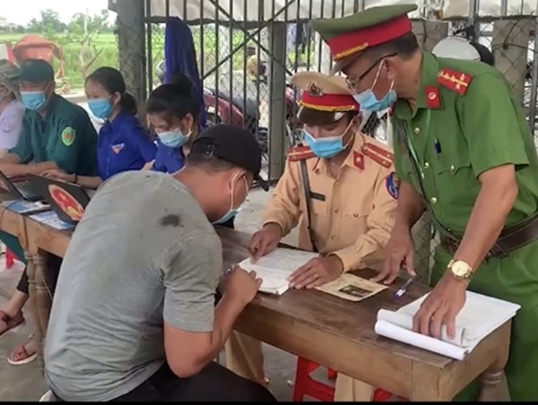 8 người trốn trong thùng xe tải để tránh khai báo y tế