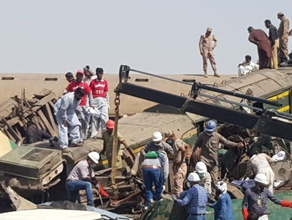 2 tàu hỏa tông nhau ở Pakistan, hàng trăm người thương vong