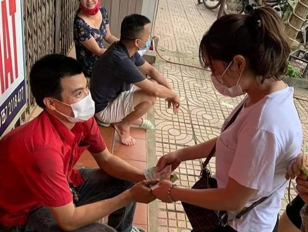 Tài xế đánh lái cứu 2 người, tông 13 xe máy được ủng hộ hơn 800 triệu đồng 