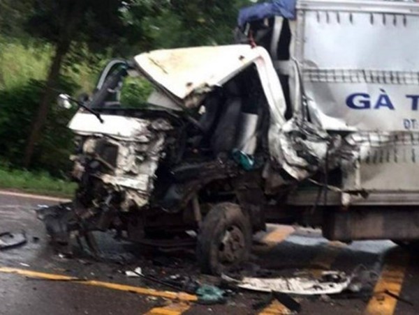  2 xe va chạm khiến 1 tài xế bị thương nặng