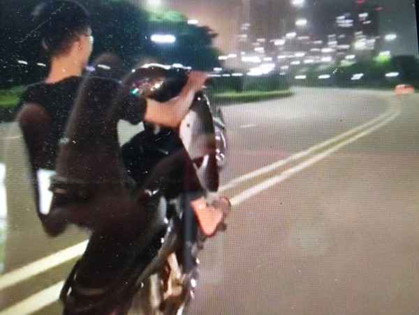Phạt 4,2 triệu đồng thanh niên khoe clip ''bốc đầu'' xe máy trên mạng xã hội