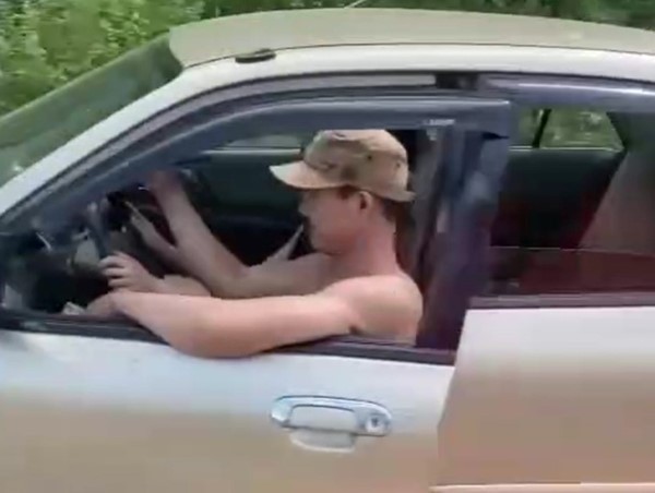 Xử phạt nữ tài xế ô tô mở cửa khi lưu thông