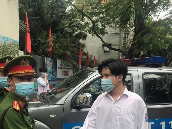 Công an quận Thanh Xuân kịp thời đưa một nam sinh nhầm địa điểm đến thi đúng giờ