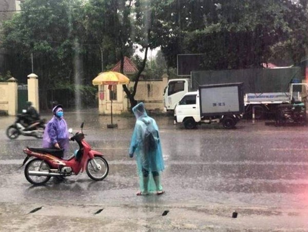 Cảnh sát giao thông Hà Nội giúp 2 thí sinh đến điểm thi kịp thời gian