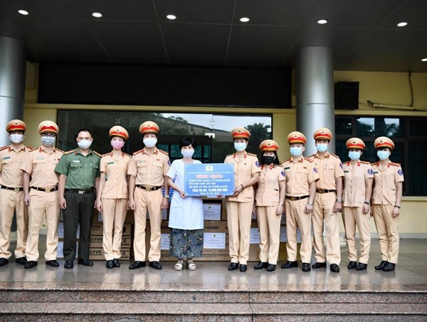 Cán bộ, chiến sĩ Cục Cảnh sát giao thông “tiếp sức” y, bác sỹ tuyến đầu phòng, chống dịch