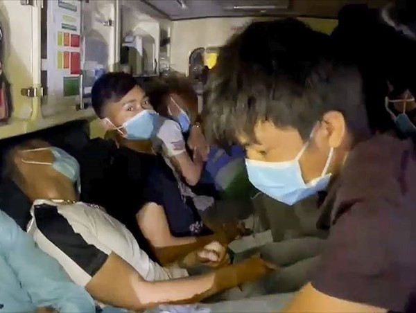 Xe cứu thương nhồi nhét 11 người để né chốt kiểm dịch