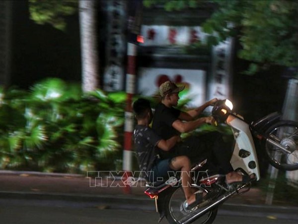 Hành vi đua xe trái phép và cổ vũ đua xe trái phép bị xử phạt như thế nào?